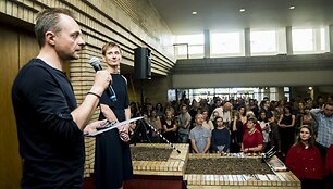 Linai Puodžiukaitei-Lanauskienei įteikiama Vitos Mozūraitės premija