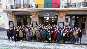Šimtųjų valstybės nepriklausomybės atkūrimo metinių proga Nacionalinio Kauno dramos teatro kolektyvas įsiamžino prie teatro