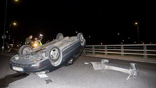 Naktį Pilaitės prospekte apsivertė automobilis