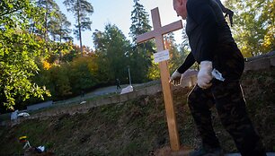 Antakalnio kapinėse ruo&scaron;iamasi Adolfo Ramanausko-Vanago laidotuvėms
