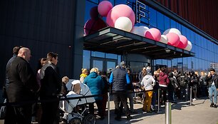 Žmonės laukiantys Rygos &bdquo;Akropolio&ldquo; atidarymo