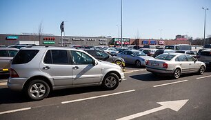 Pilnutėlė Rygos &bdquo;Akropolio&ldquo; automobilių stovėjimo aik&scaron;telė