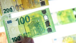 Pristatyti naujosios serijos „Europa“ 100 ir 200 eurų banknotai