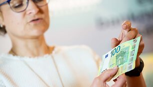 Pristatyti naujosios serijos &bdquo;Europa&ldquo; 100 ir 200 eurų banknotai