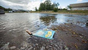 Nusausėjus Neries upei paviršiuje pasirodė šiukšlės