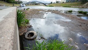 Nusausėjus Neries upei paviršiuje pasirodė šiukšlės