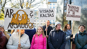 Socialinių darbuotojų akcija „Kiek galime gintis rankinėmis?“