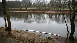 Į Nerį Vilniaus Antakalnyje tekėjusias nuotekas stabdo bonais