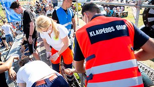 Perkaitusį lenktynių žiūrovą apžiūrėjo medikai