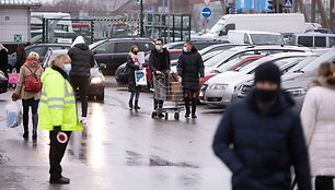 Pirkėjai atvykę į parduotuvę „Senukai“