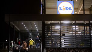 Žmonės prie &bdquo;Lidl&ldquo; parduotuvės Karolini&scaron;kėse
