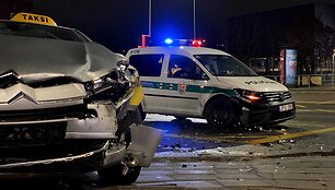 Taksi ir policijos automobilių autoįvykis