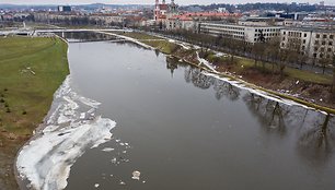 Tvinstanti ir ledais besikemšanti Neris