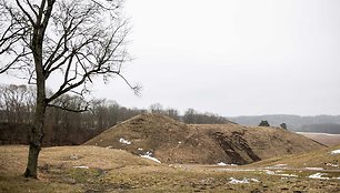 Nuslinkęs Kernavės Mindaugo sosto piliakalnio šlaitas