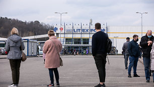 Žmonių eilės prie vakcinavimo centro „Litexpo“