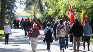 Į „Didįjį šeimos gynimo maršą“ besirenkantys žmonės