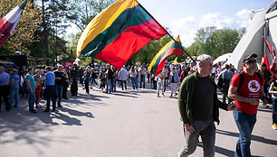 Į „Didįjį šeimos gynimo maršą“ besirenkantys žmonės