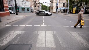 Nusitrynusi pianino klavi&scaron;ais papuo&scaron;ta perėja Pylimo gatvėje