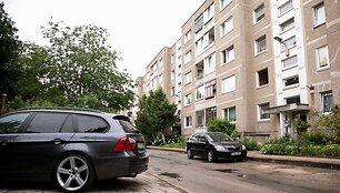 Automobiliai prie daugiabučių