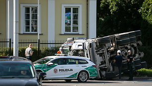 Žiedinėje sankryžoje apvirto betonvežis