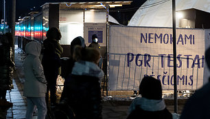 Žmonių eilė prie Covid mobilaus patikros punkto Vilniuje
