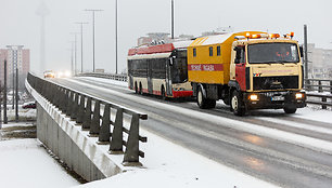 Dėl iškritusio sniego pablogėjusios eismo sąlygos Vilniuje