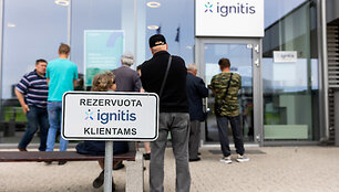 Žmonių laukiantys savo eilės sudaryti elektros tiekimo sutartį