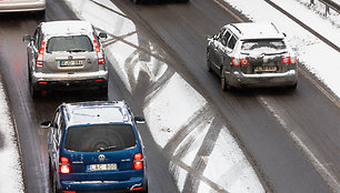 Sniegas sunkina eismo sąlygas Vilniuje