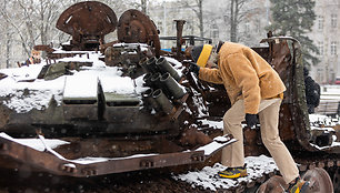 Šalia Katedros aikštės eksponuojamas kare ukrainiečių sunaikintas rusiškas tankas