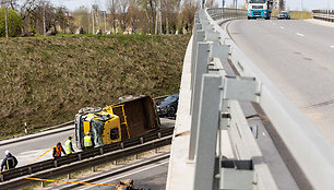 Vilniaus Vakariniame aplinkkelyje apvirto kranas