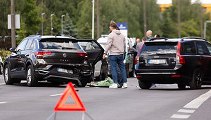 Ateities gatvėje penkių automobilių ir autobuso autoįvykis