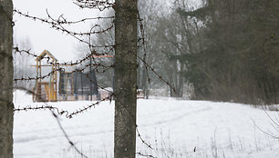 Vaikų žaidimų aikštelė prie apleistos buvusios karinės bazės teritorijos