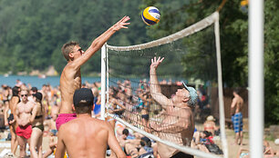 Žmonių gausa Žaliųjų ežerų paplūdimyje