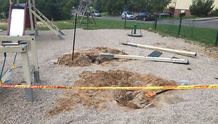 Vilniuje Kaminkelio g. i&scaron;montuojama vaikų žaidimų aik&scaron;telė