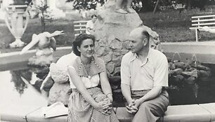 Ra&scaron;ytojas Juozas Baltu&scaron;is su žmona aktore Monika Mironaite Druskininkuose 1956 m