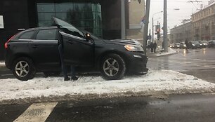 Vilniuje, &Scaron;eimyn&scaron;kių g. &bdquo;Volvo&ldquo; įsirėžė į &scaron;viesoforą