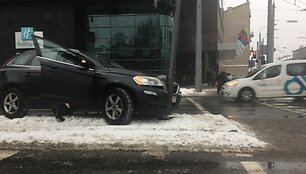 Vilniuje, &Scaron;eimyn&scaron;kių g. &bdquo;Volvo&ldquo; įsirėžė į &scaron;viesoforą