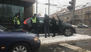 Vilniuje, &Scaron;eimyn&scaron;kių g. &bdquo;Volvo&ldquo; įsirėžė į &scaron;viesoforą