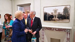 Dalia Grybauskaitė su vienu įtakingiausių Italijos ekonomistų, buvusių premjeru profesoriumi Mario Monti, kuris ženkliai prisidėjo prie Blumenstihl rūmų skyrimo Lietuvai