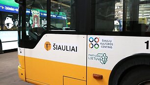 &Scaron;iauliuose &ndash; Lietuvos partizanų nuotraukomis ir citatomis papuo&scaron;ti autobusai