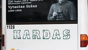 &Scaron;iauliuose &ndash; Lietuvos partizanų nuotraukomis ir citatomis papuo&scaron;ti autobusai