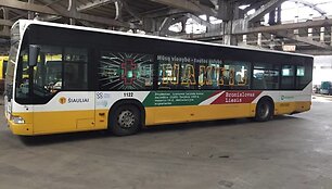 &Scaron;iauliuose &ndash; Lietuvos partizanų nuotraukomis ir citatomis papuo&scaron;ti autobusai