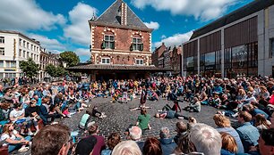 Gatvės teatro festivalis SPOT: kvapą gniaužiantys akrobatiniai triukai ir menas netikėtose erdvėse