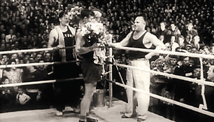Algirdas &Scaron;ocikas (viduryje su gėlėmis), nuaidėjus finaliniam XV SSRS bokso čempionato gongui. 1949 m. liepos 14 d.