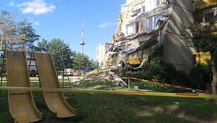 Vilniaus Lazdynų rajone nulūžo daugiabučio balkonas