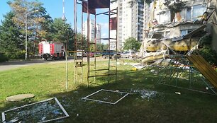 Vilniaus Lazdynų rajone nulūžo daugiabučio balkonas