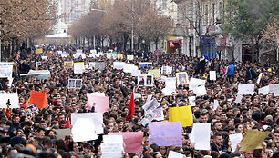 Protestas Albanijoje prie&scaron; mokestį už mokslą