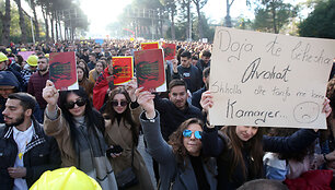 Protestas Albanijoje prie&scaron; mokestį už mokslą
