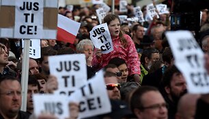 Prahoje tūkstančiai žmonių protestuoja prie&scaron; vyriausybę	