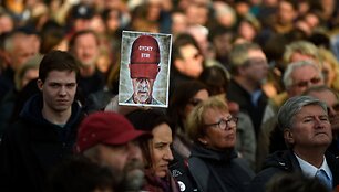 Prahoje tūkstančiai žmonių protestuoja prie&scaron; vyriausybę	